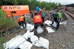 Tinjau Jalur Rel Terdampak Banjir di Grobogan, Kepala BNPB Berikan Dukungan OMC Hingga Opsi Relokasi
